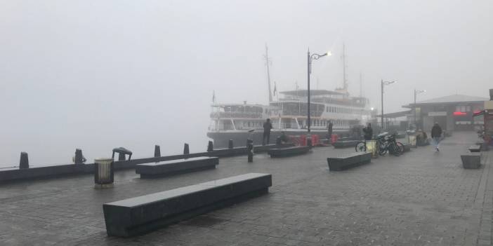 İstanbul sis altında: Seferler iptal oldu, Kız Kulesi kayboldu