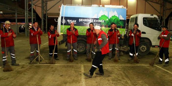 Uşak'ın neşe kaynağı temizlik işçisi 'Maykıl Fikret' dansı ile çoşturuyor