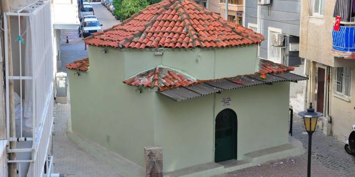 Türbe, sokağı ikiye böldü