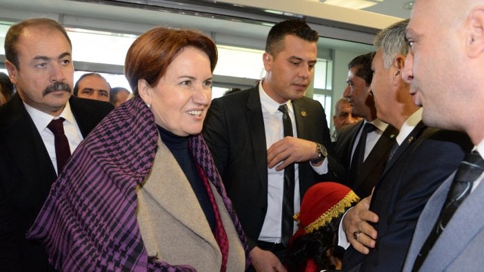 Meral Akşener, Diyarbakır'da 3 dilli pankartlar ile karşılandı