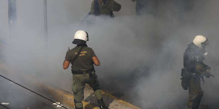 İtfaiyecilerle polis çatıştı, su sıkarak durdurdular