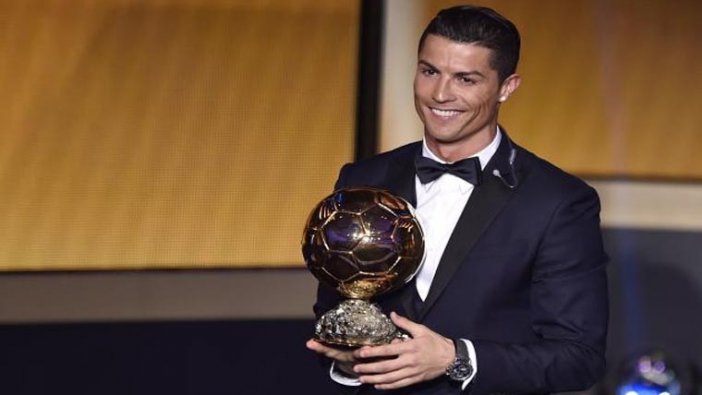 Ronaldo, 5. kez Ballon d'Or'u kazanarak Messi'yi yakaladı
