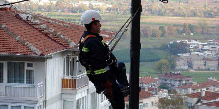 Elektrik direğinde Ata'ya saygı duruşu