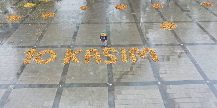 Temizlik işçisi yapraklarla '10 Kasım' yazdı