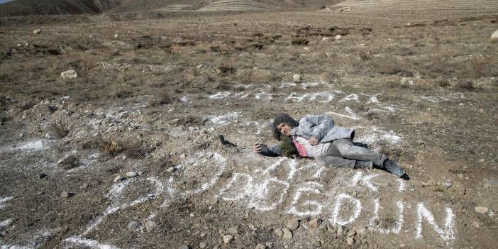 Geçen yıl diktiği fidana bu yıl doğum günü yaptı