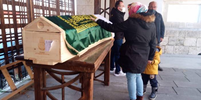 Babasının öldürdüğü annesini son yolculuğa uğurlayan Niray: Gül annem