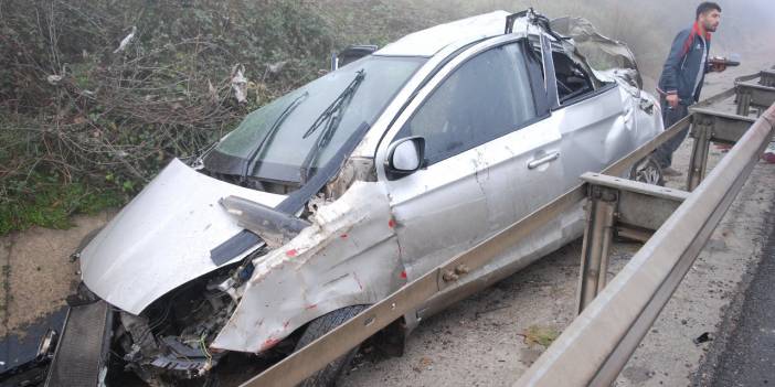 Bariyerlere çarpan araç takla attı: 3 kişi yaralandı