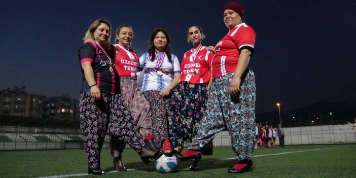 Kadına şiddete şalvar ve topuklu ayakkabıyla dikkat çektiler