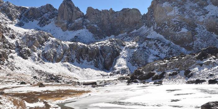 Hakkari'de Sat Buzul Gölleri'nin yüzeyi kısmen dondu