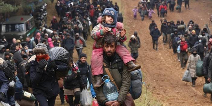 Polonya'dan gazetecilere izin: Belarus sınırına girecekler