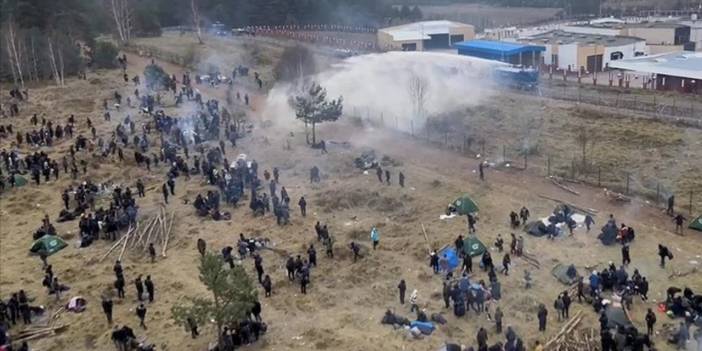 Polonya, sınırdaki göçmenlere müdahale etti