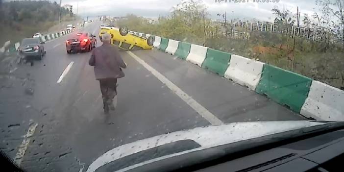 Otomobille makas atan ehliyetsiz sürücü taksiye çarptı: 3 yaralı