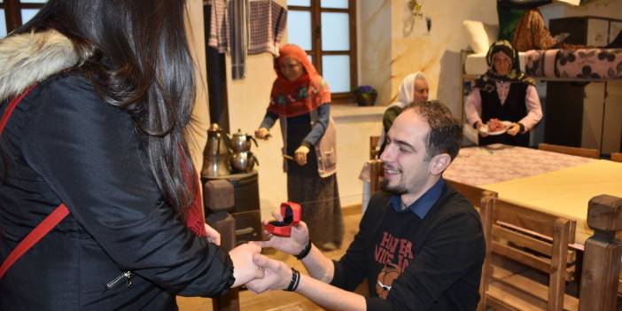 Müzede evlilik teklifi alan gelin adayı: 'Böylesi bize yakışırdı'