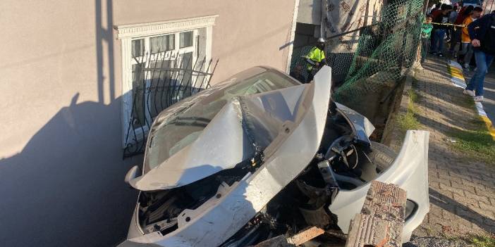 Sultanbeyli'nde 5 çocuk kaçırdıkları otomobille kaza yaptı