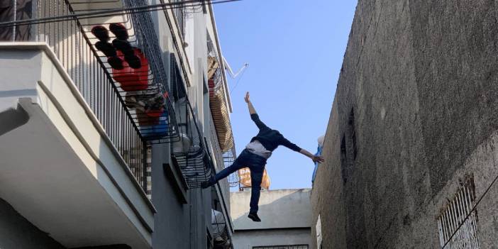 Eşine kızıp damdan atladı, komşusunun üzerine düştü