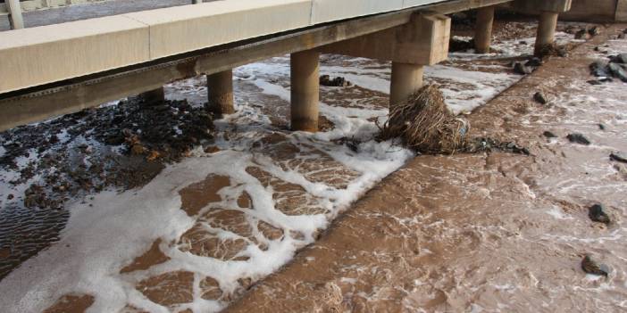 Oltu Çayı yine köpürdü