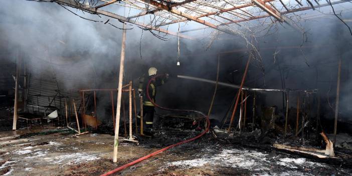 Prefabrik çarşıda yangın: 46 iş yeri yandı