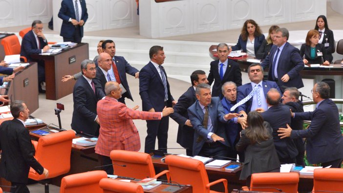 Meclis'te kavga: AKP'liler CHP'lilerin üzerine yürüdü!