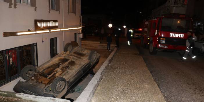Araba apartman kenarındaki boşluğa düştü