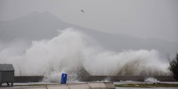 İzmir'de fırtına nedeniyle deniz taştı, vapur seferleri durdu