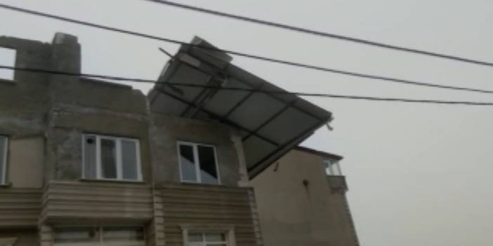 Arnavutköy'de çatının uçma anı kamerada