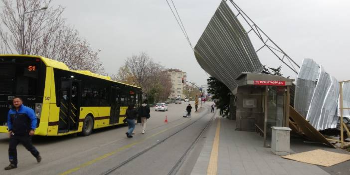 Bursa'da fırtına: Uçak iniş yapamadı, çatı uçup tramvay tellerine takıldı
