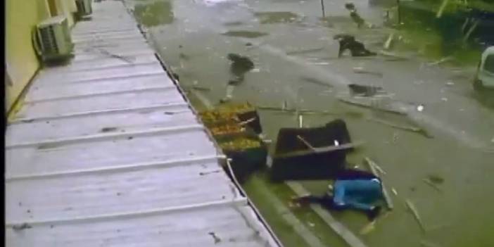 Esenyurt'ta lodos bir caddeyi savaş alanına döndürdü: Çok sayıda kişi yere düştü