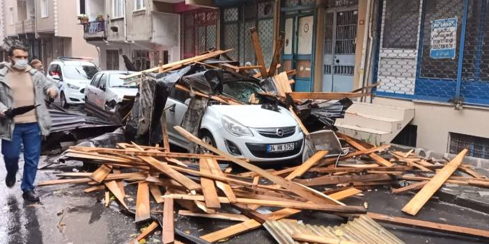 Çatının altında kalmaktan son anda kurtuldular