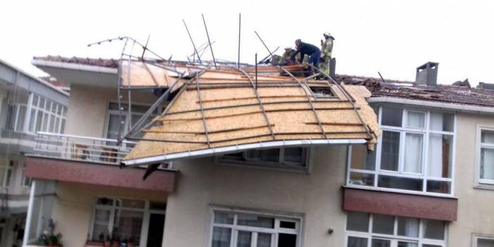 Fırtınanın uçurduğu çatının sarkan kısmı böyle indirildi