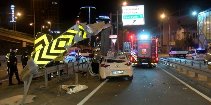 Kadıköy'de otomobil bariyerlere saplandı: 1 ölü