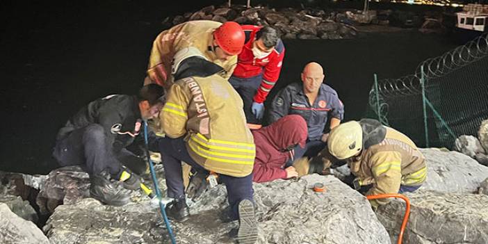 Kayalıklara düşen telefonu almak istedi, kayalıklara sıkıştı