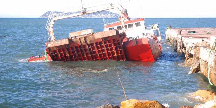 İstanbul'da fırtına gemi batırdı... İşte o anlar