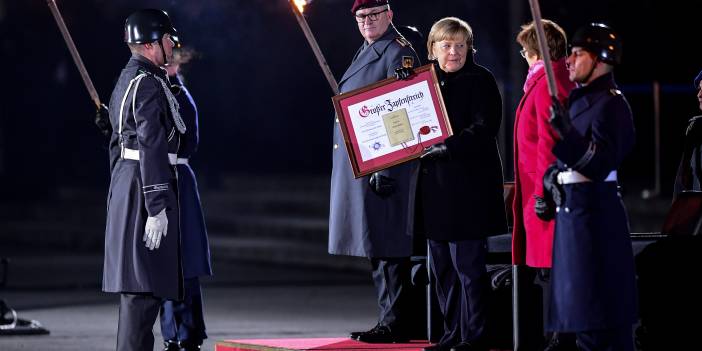 Merkel, askeri törenle göreve veda etti