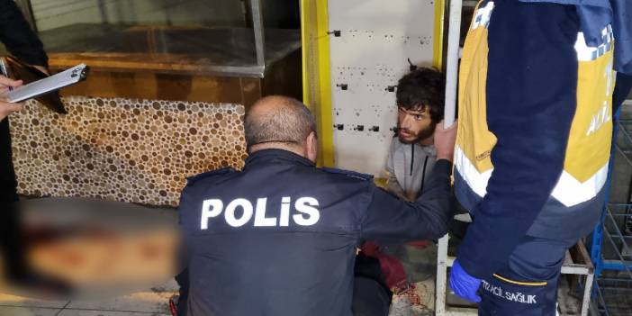 Evsiz genci otogarda bıçakladı ve kaçtı