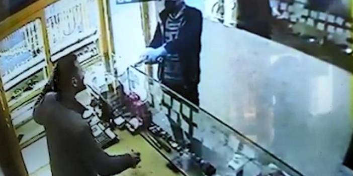 Oyuncak tabancalı soyguncu, gerçek tabancalı kuyumcu tarafından vuruldu