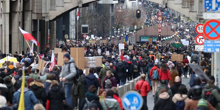 Brüksel'de Covid-19 önlemlerine protesto