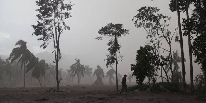 Semeru Yanardağı yeniden patladı, kurtarma çalışmalarına ara verildi