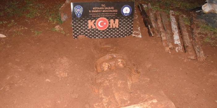 Roma dönemine ait gömülü mezar stelini çıkarmak isteyenlere suçüstü