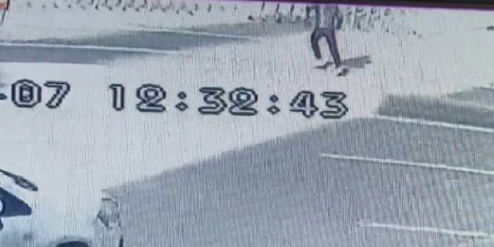 Refüjde yürürken yola atladı: Kaza anı kamerada