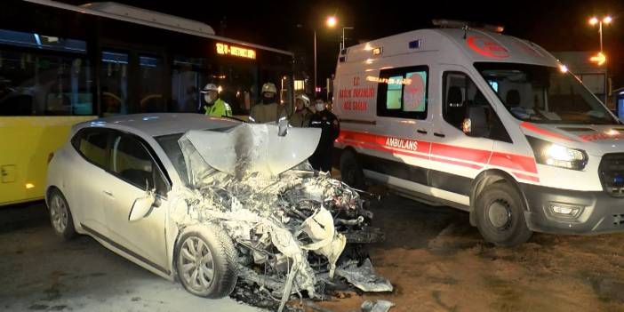 Kadıköy’de özel halk otobüsüne çarpan otomobil yandı