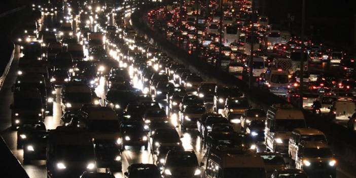 Yola çıkacaklar dikkat! Yağmur trafiği vurdu