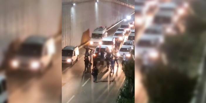 Düğün konvoyu trafiğe kapattığı yol üzerinde göbek attı