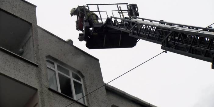 Esenler'de daire alev alev yandı: Üst kattakiler çatıya kaçtı