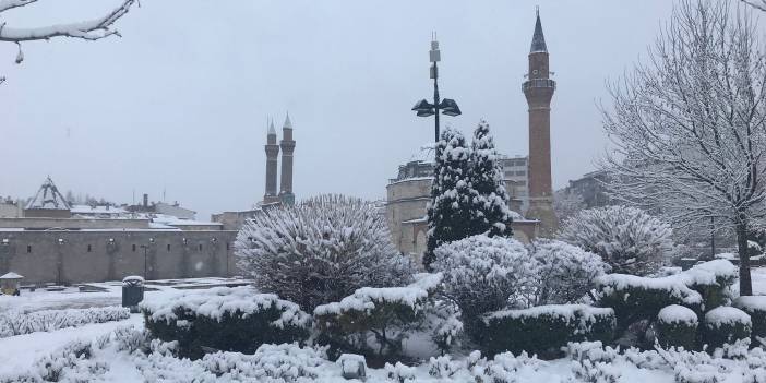 Sivas beyaza büründü