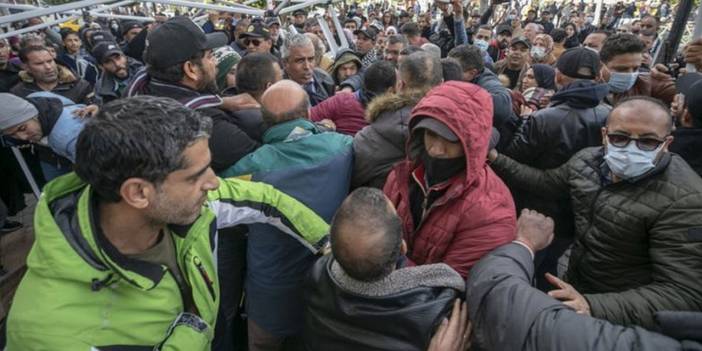 Tunus'ta sessiz eyleme sert müdahale! "Tek adam anayasaya karşı darbeye son versin"