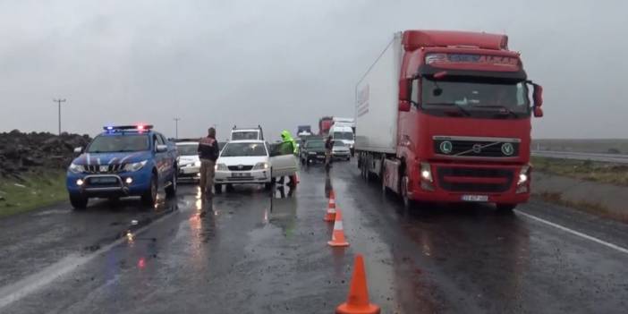 Akaryakıt yüklü tankerin devrilmesi sonucu araç kuyruğu oluştu