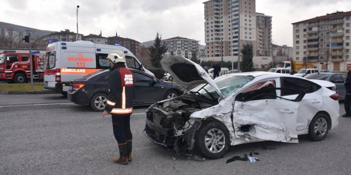 Şanlıurfa Valiliği koruma aracı ile otomobil çarpıştı: 4 yaralı