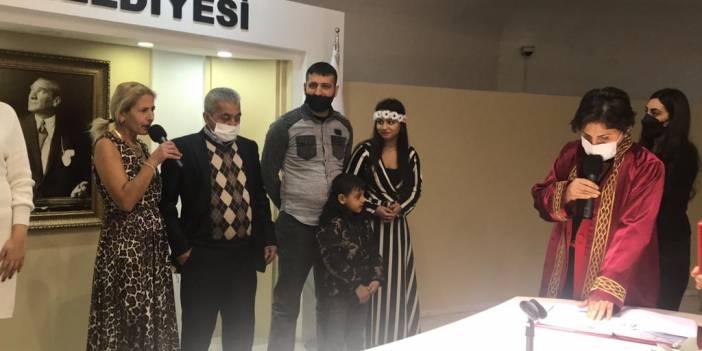 Oğullarıyla aynı anda nikahı kıyılan çiftin torunları da törene katıldı