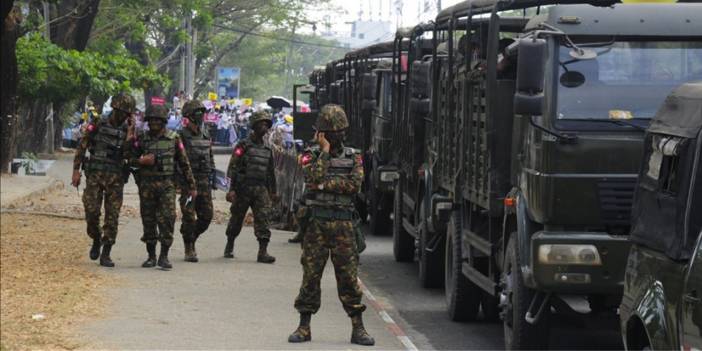 Myanmar'da yüzlerce kişi Tayland’a kaçtı