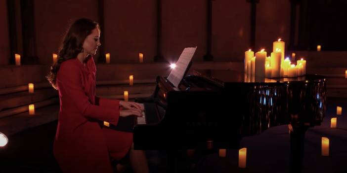 Kate Middleton, piyanonun başına geçti
